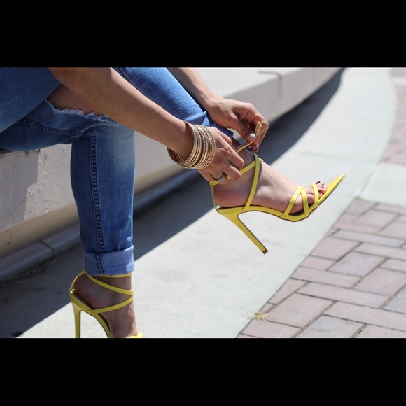 SALE- Yellow pointy heels - Picture 2 of 6